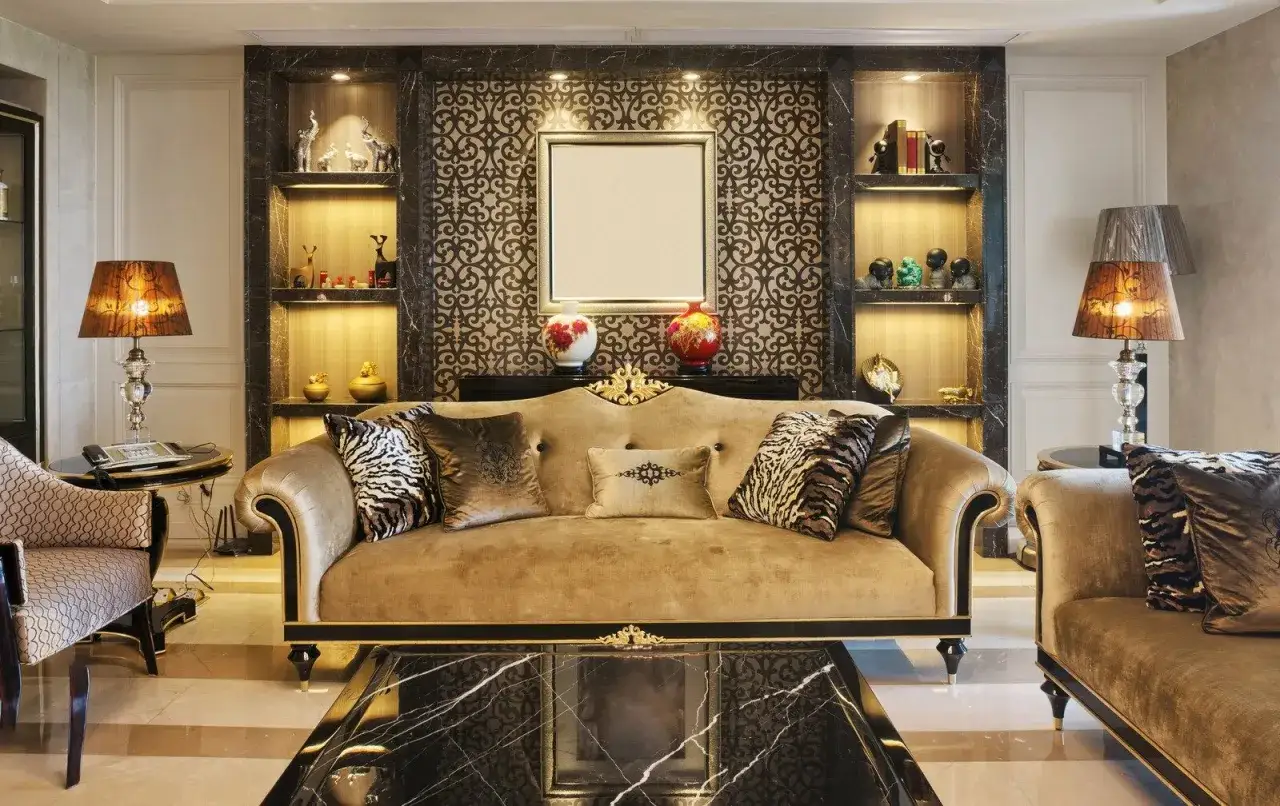 Eleganckie mieszkanie w stylu art deco z lśniącą kanapą, wzorzystymi poduszkami i ozdobnymi p&oacute;łkami.