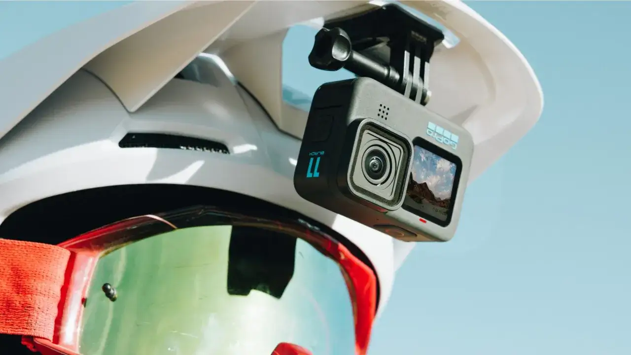 Narciarz z kamerą GoPro na kasku POV