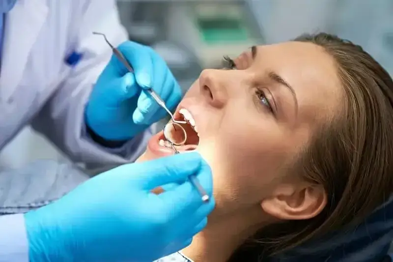 dentysta w prywatnym gabinecie vs klinika