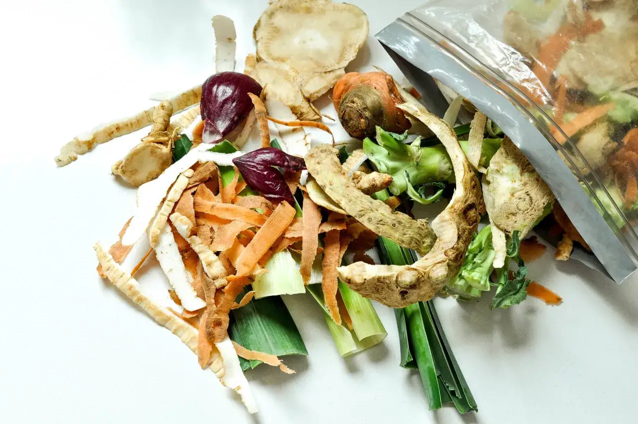 Resztki warzyw: marchew, seler, por, cebula, które idealnie nadają się do wywaru, gdy chcesz wiedzieć, co ugotować na kościach ze schabu.