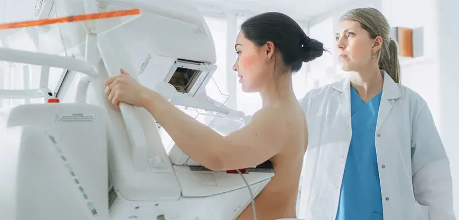 kobieta u lekarza, badanie piersi