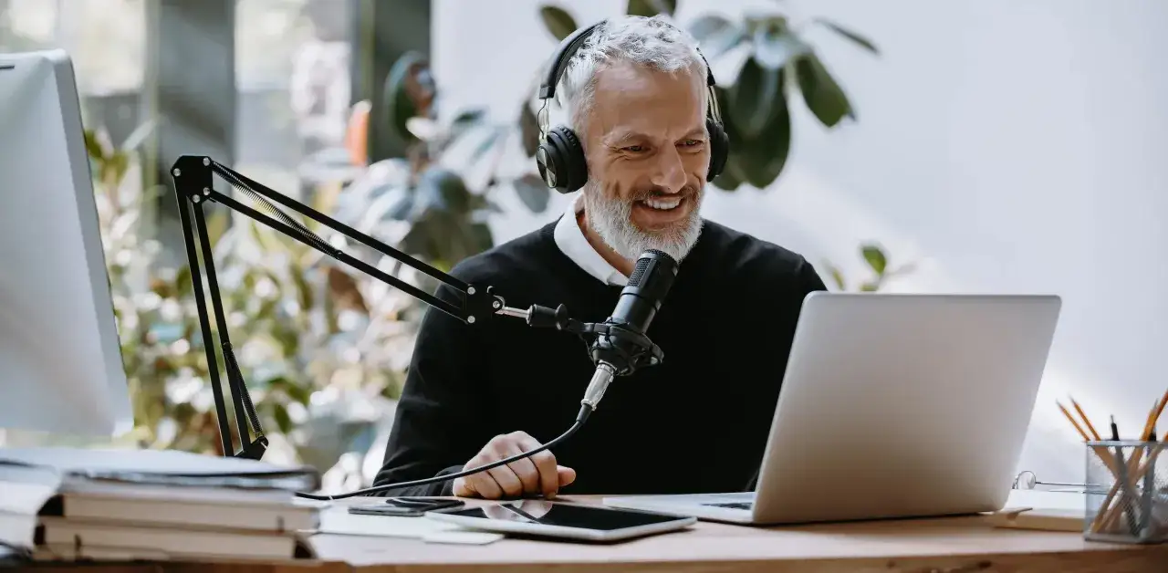 osoba czytająca książkę, słuchająca podcastu, ucząca się online