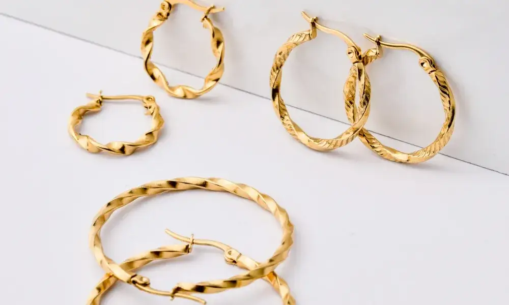 biżuteria ze stali chirurgicznej vs pozłacana