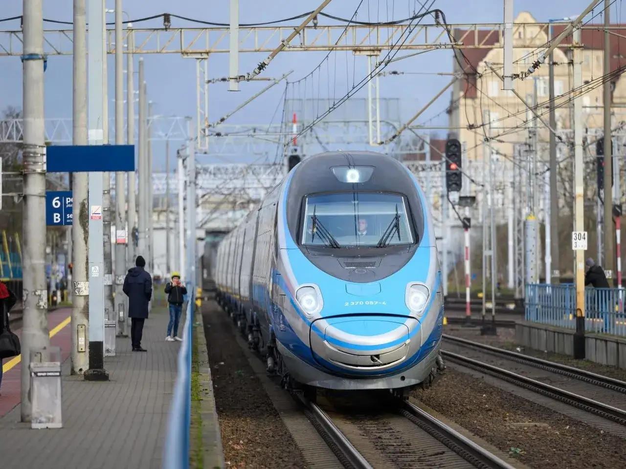 Nowoczesny pociąg PKP Pendolino na torach, gotowy do podróży z Poznania do Warszawy.