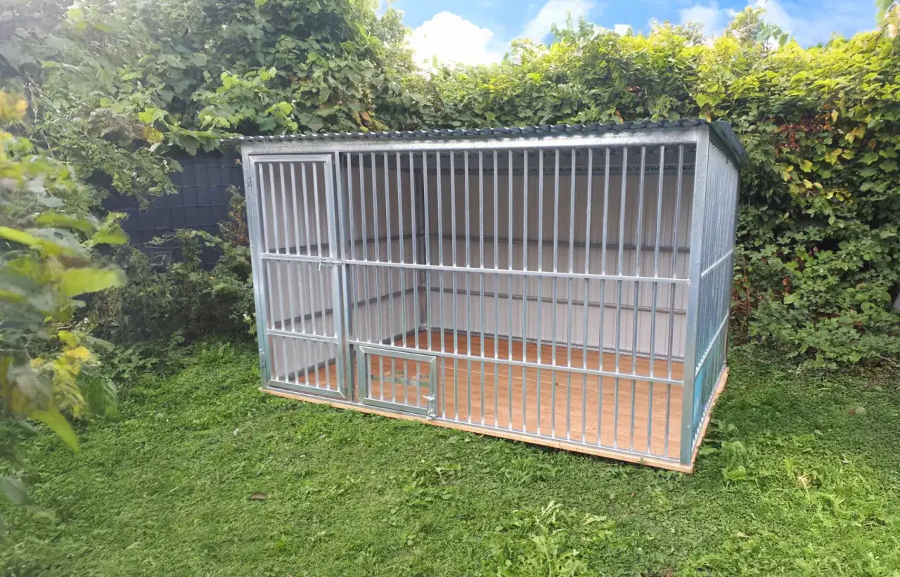 Solidny kojec dla psa, idealny do ogrodu. Zastanawiasz się jakie wymiary wybrać? Ten model zapewnia przestrzeń i bezpieczeństwo.