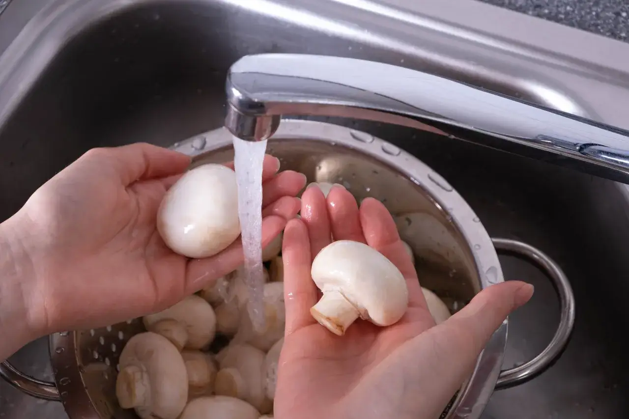 Czyszczenie pieczarek cytryna