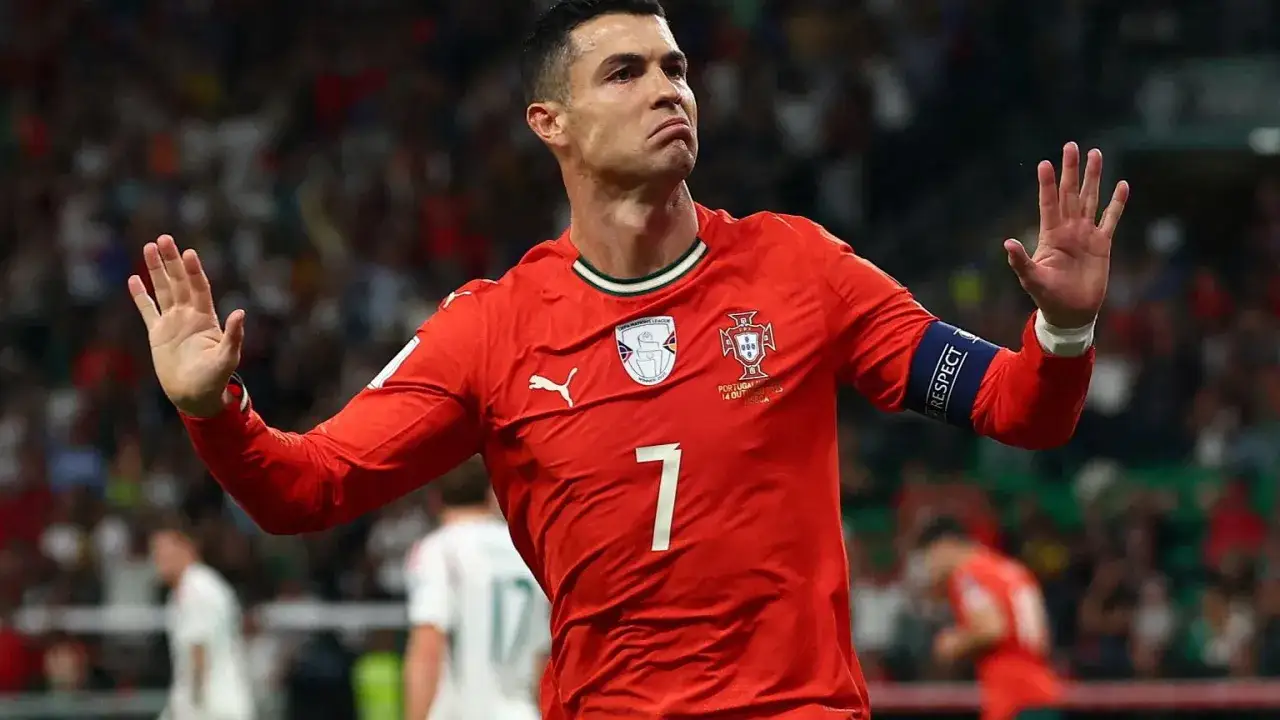 Cristiano Ronaldo w czerwonej koszulce z numerem 7, z opaską 