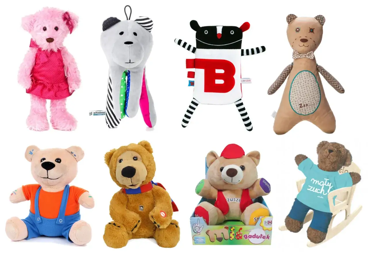 Różowe i szare misie dla dzieci, jeden w sukience, drugi z kolorowymi wstążkami. Obok pluszaki z literką B i śpiący miś.