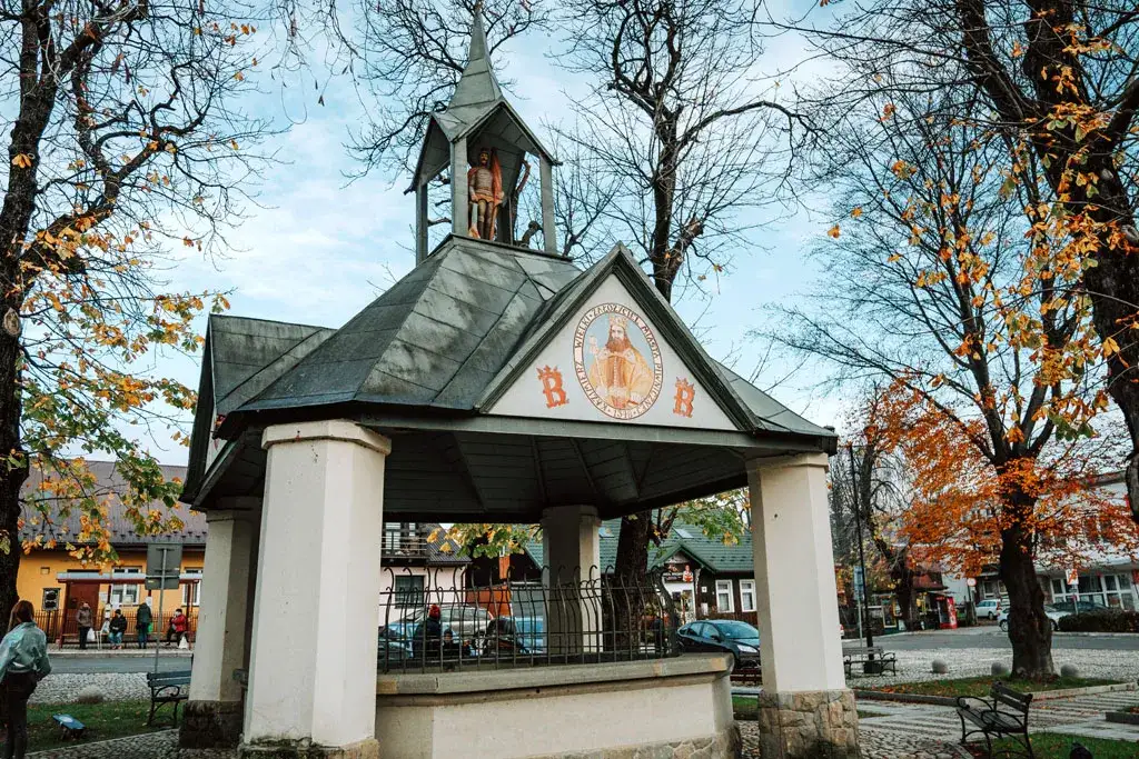 Rynek Piwniczna-Zdr&oacute;j zabytkowa studnia kamienice