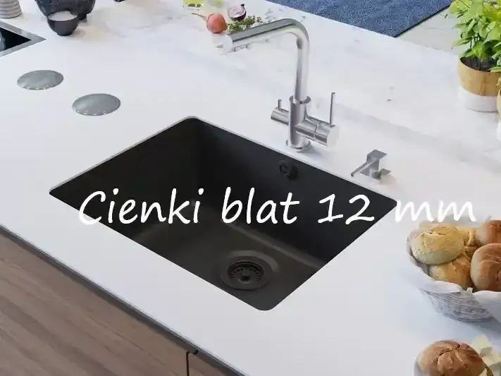 osoba odrysowująca szablon zlewu na blacie kuchennym