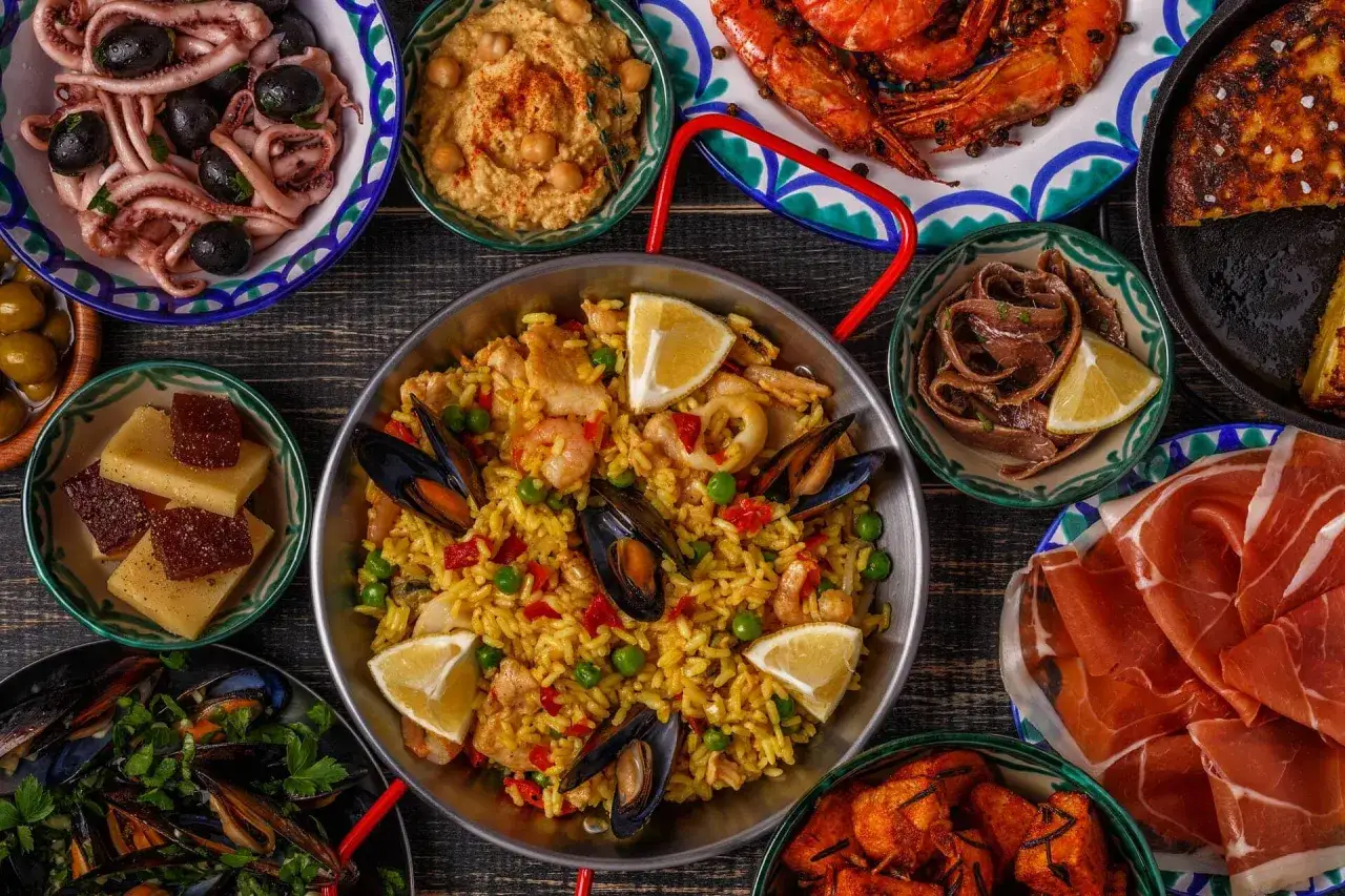 Co zjeść w Barcelonie? Paella z owocami morza, tapas, krewetki, ośmiorniczki, szynka iberyjska i inne przysmaki.