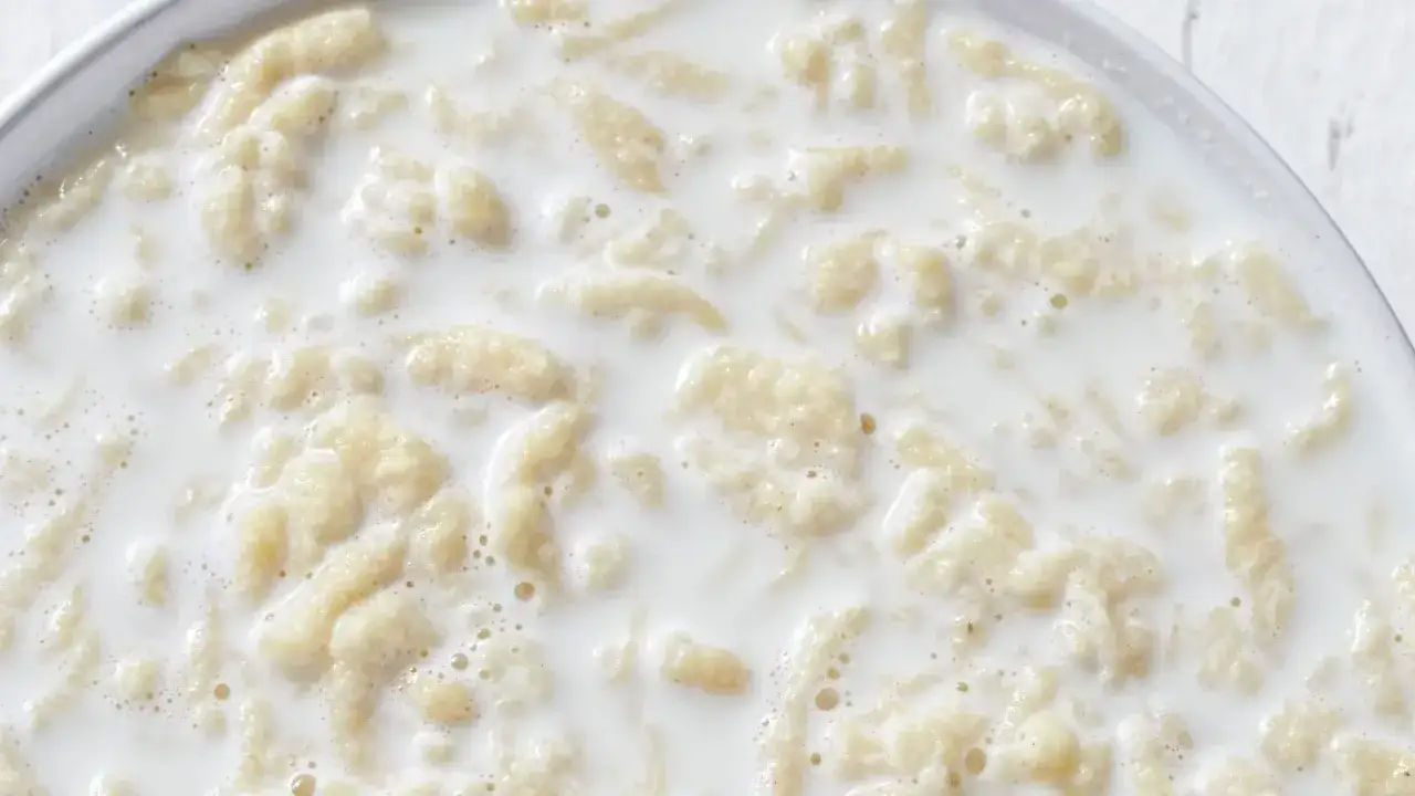 Mieszanie zupy mlecznej drewnianą łyżką