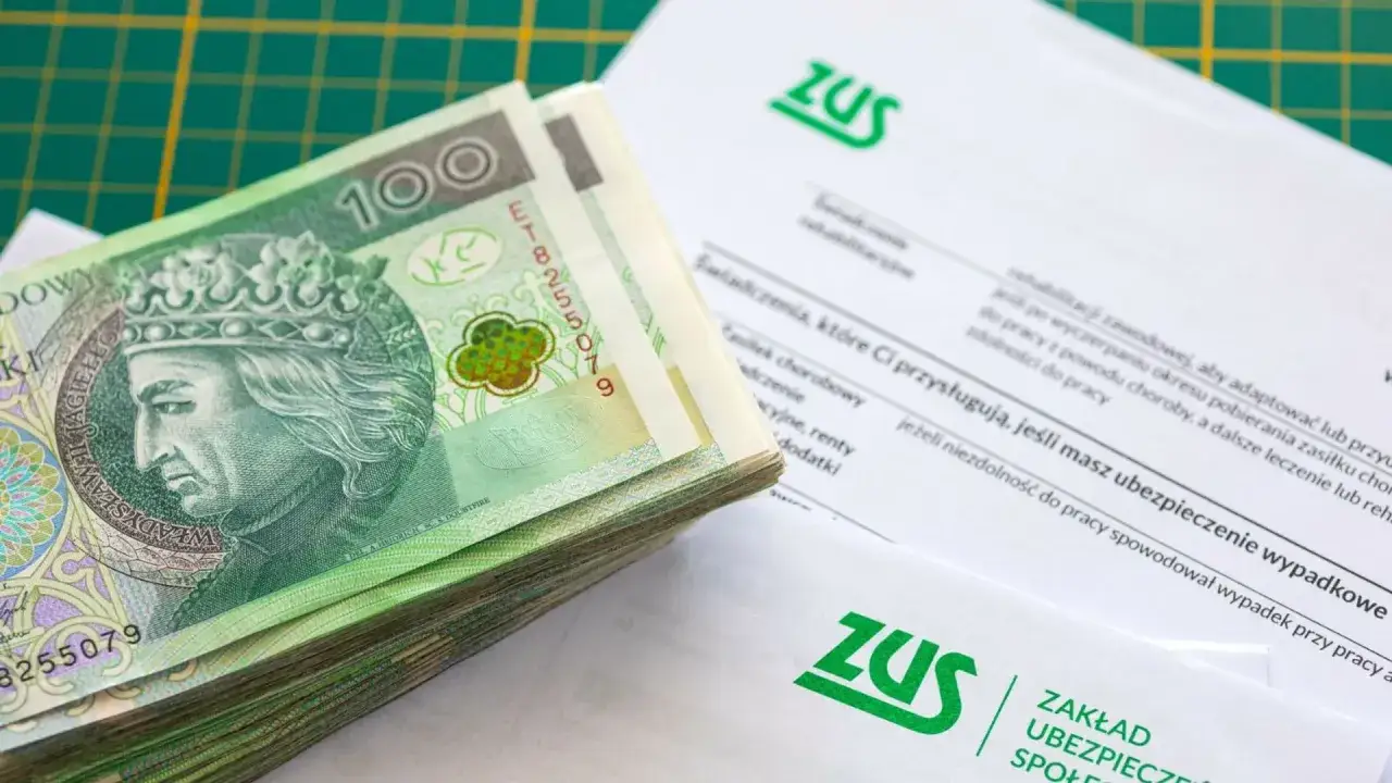 Pieniądze i dokumenty ZUS. Czy emeryt może pracować na cały etat? Pytanie o możliwości zatrudnienia po osiągnięciu wieku emerytalnego.