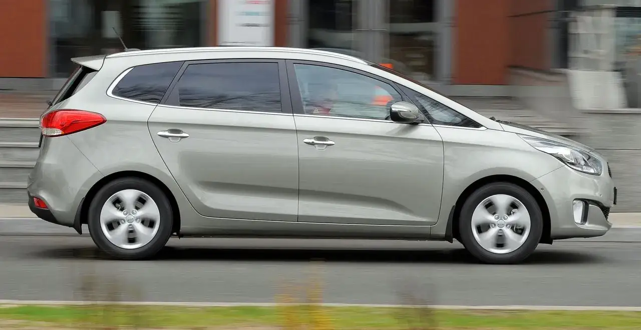 Kia Carens IV vs Dacia Jogger porównanie