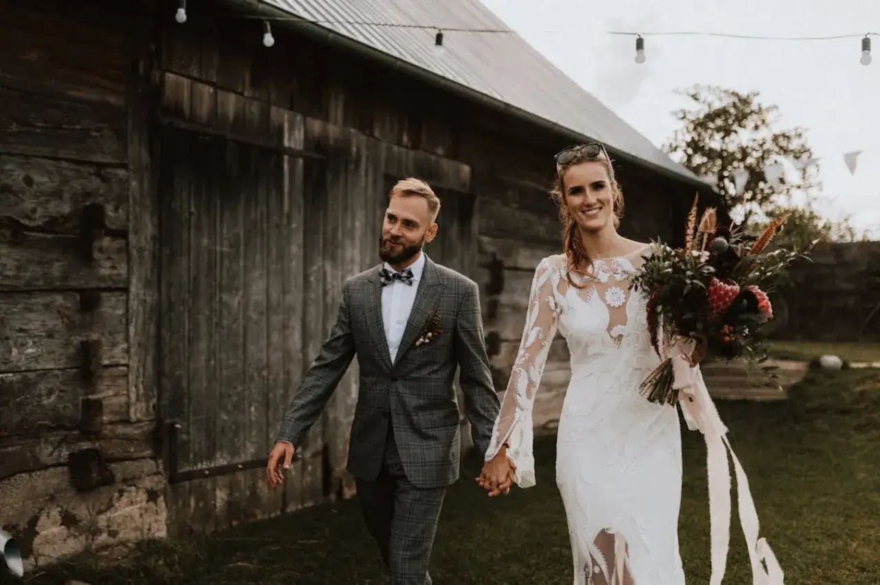 panna młoda w sukni ślubnej boho na tle rustykalnego wesela