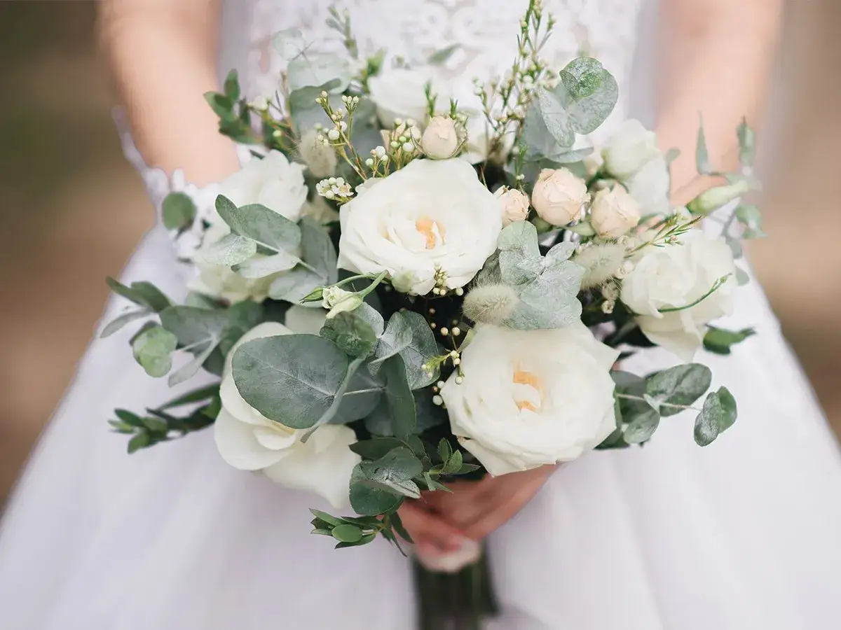 Delikatny, mały bukiet do ślubu cywilnego z białymi r&oacute;żami i eukaliptusem.