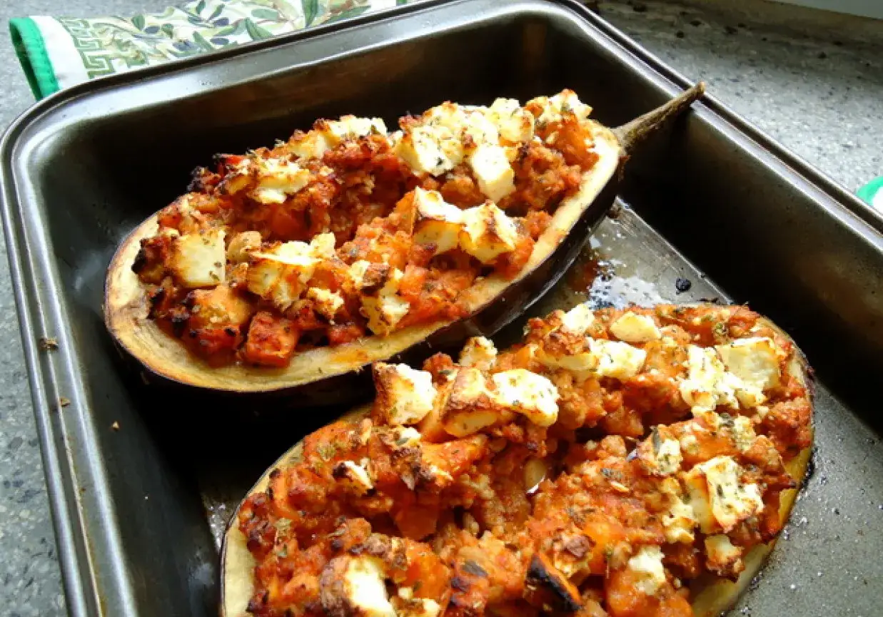 Dwa połówki bakłażana faszerowane, zapieczone z serem i sosem pomidorowym. Pyszne aubergine po polsku!
