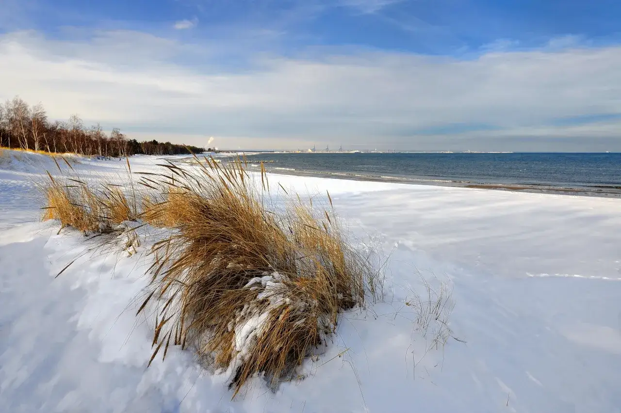 Zimowa plaża nad Bałtykiem, gdzie w powietrzu czuć świeżość i najwięcej jodu.
