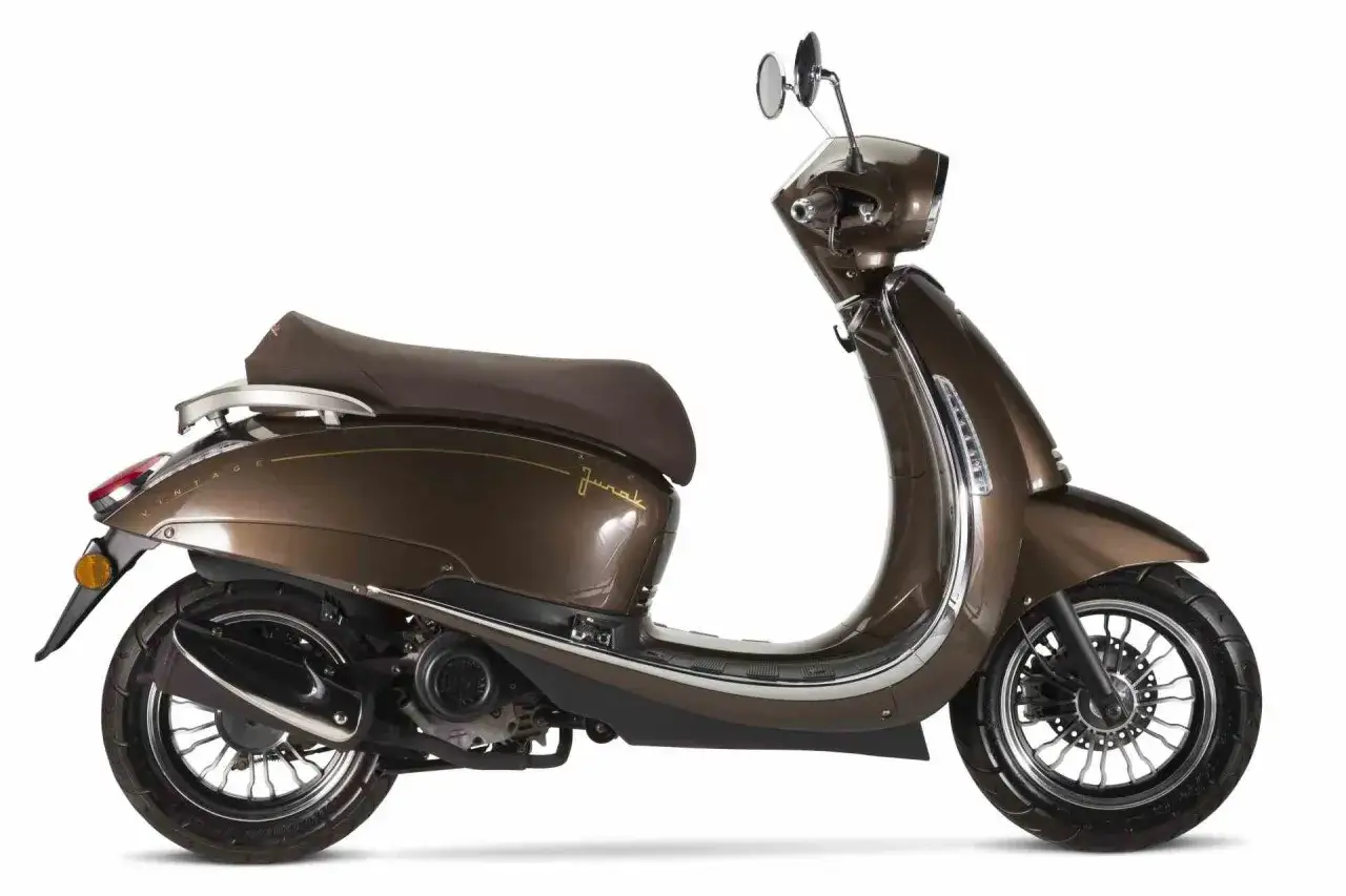 Eleganckie skutery retro 125 w kolorze brązowym, z chromowanymi detalami i wygodnym siodłem, idealne na miejskie podr&oacute;że.