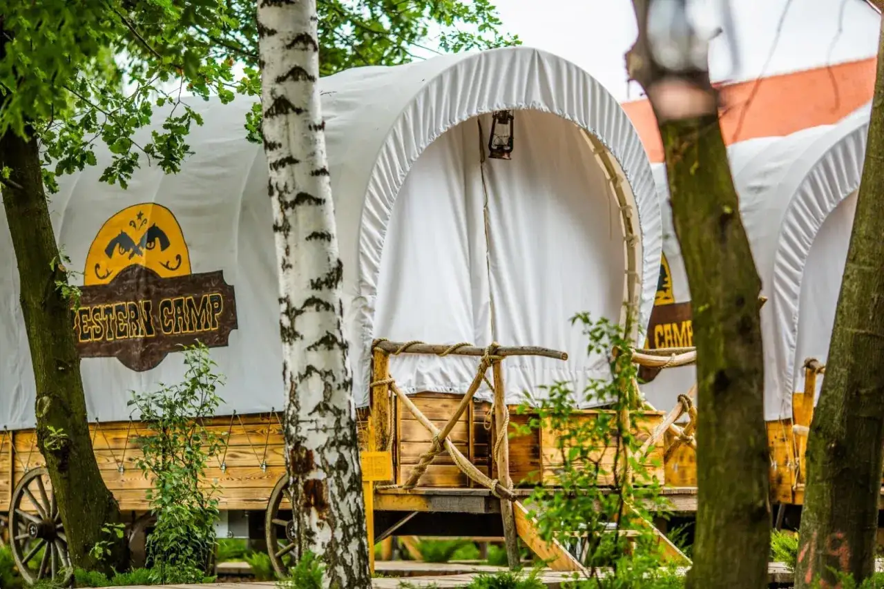 Western Camp Resort Energylandia tipi wozy kowbojskie
