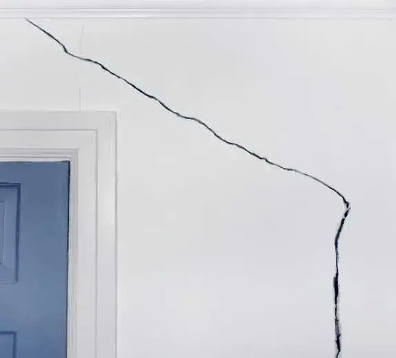 różne rodzaje pęknięć w tynku