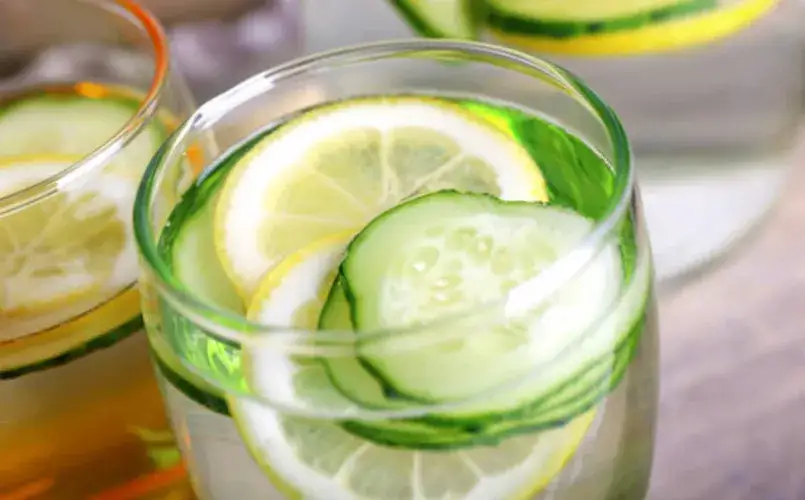 Szklanka wody z cytryną, miętą i ogórkiem