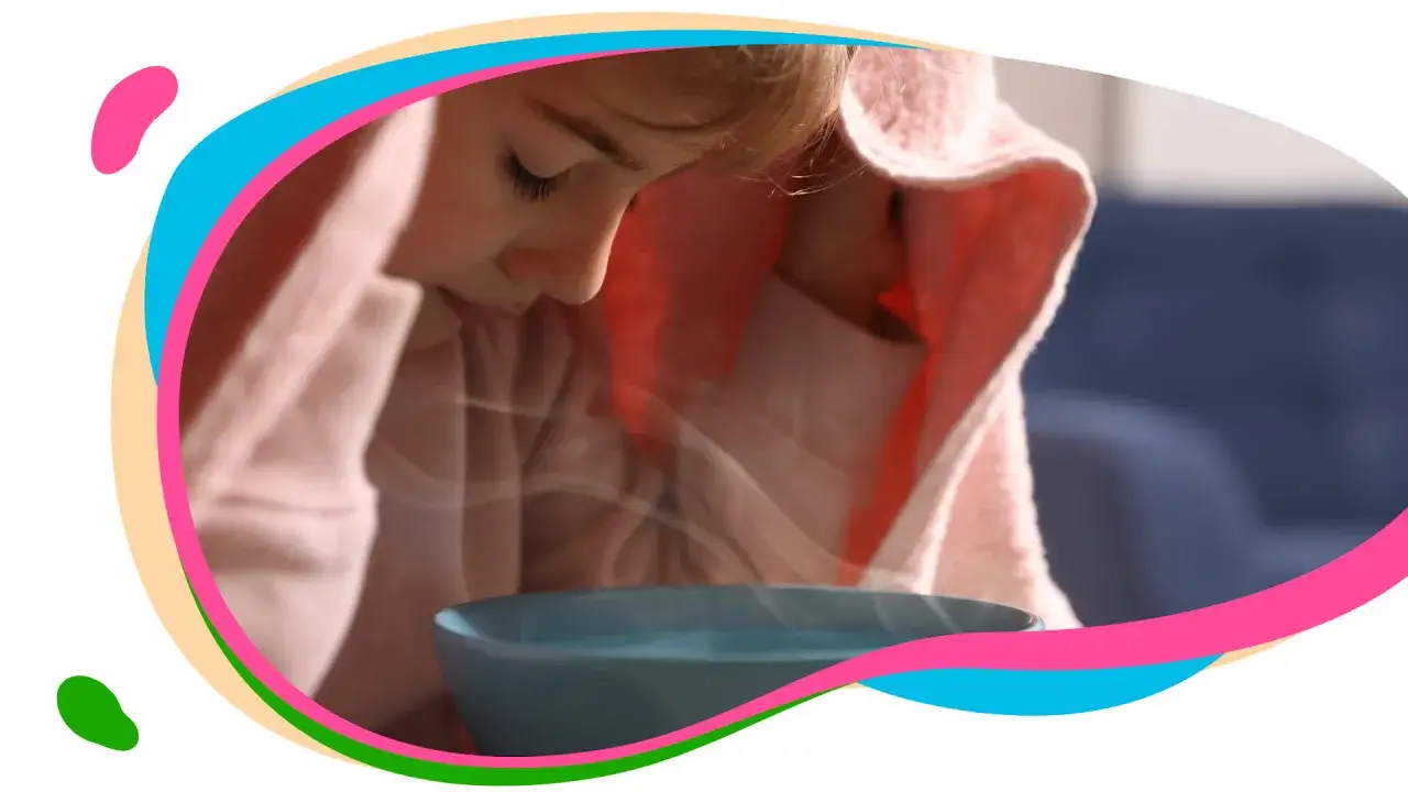 Dziewczynka wdycha parę z miseczki. Czy to odpowiednia sól do inhalacji na zatoki?