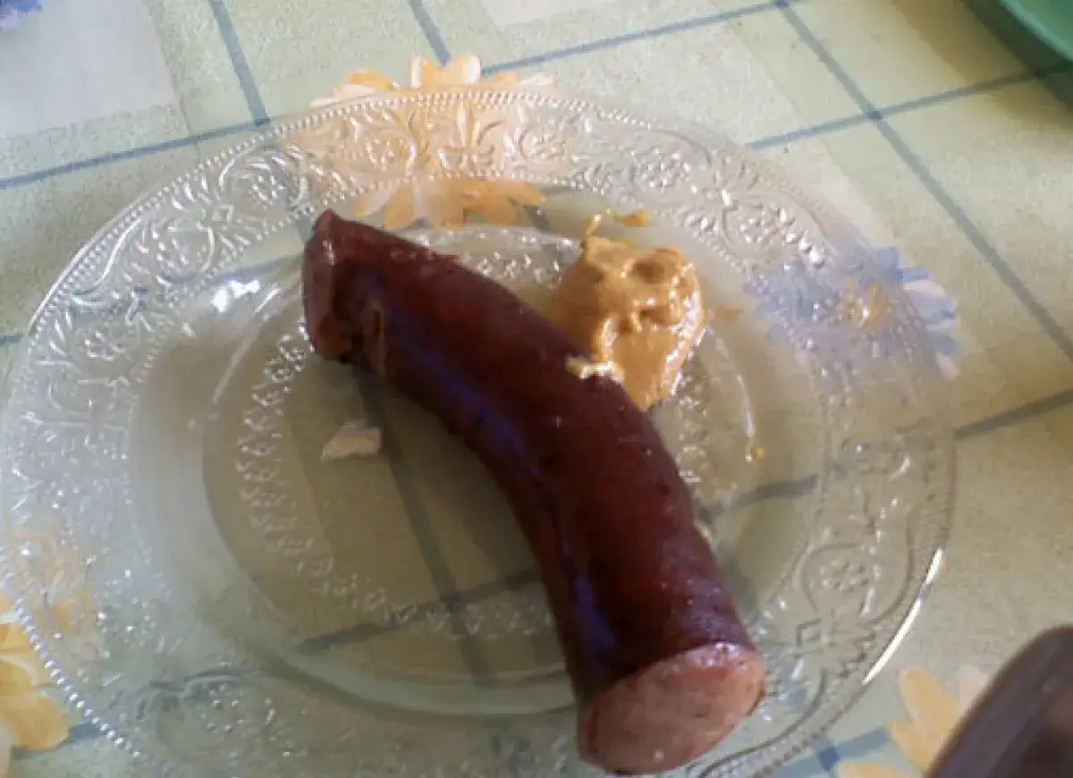 obieranie kiełbasy gorącą wodą