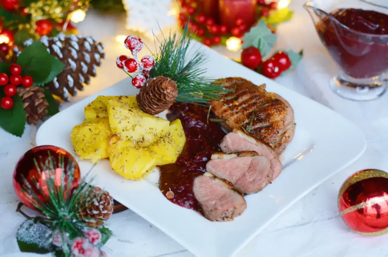 Kaczka z żurawiną i pieczonymi ziemniakami, idealna na święta. Sos żurawinowy do kaczki podkreśla smak dania.