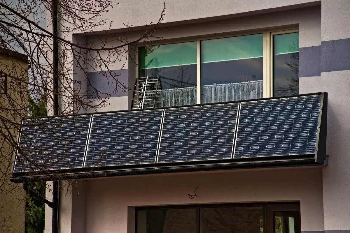 Panele fotowoltaiczne na balkonie łapią promienie słońca, zapewniając czystą energię.