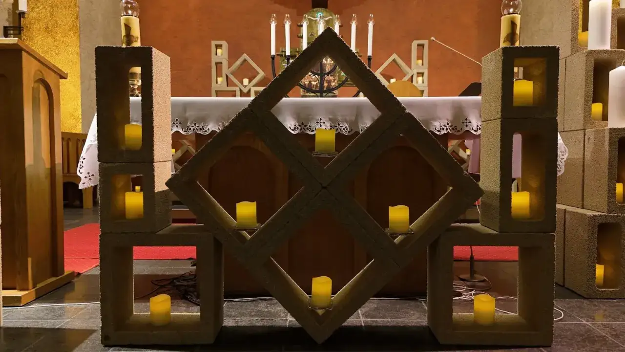 Piękne dekoracje adwentowe w kościele. Płonące świece w betonowych blokach tworzą magiczny nastrój.