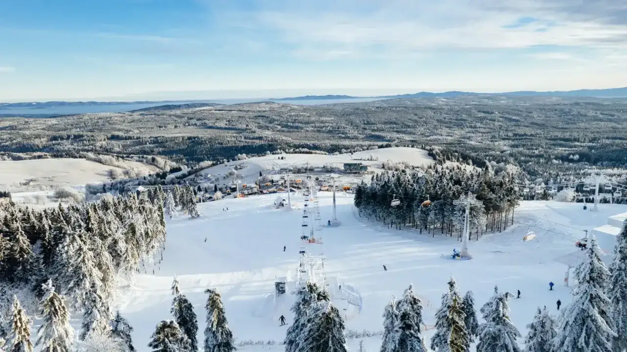 Zimowy krajobraz z wyciągami narciarskimi i trasami. Sprawdź zieleniec ski cennik i zaplanuj swój wypad!
