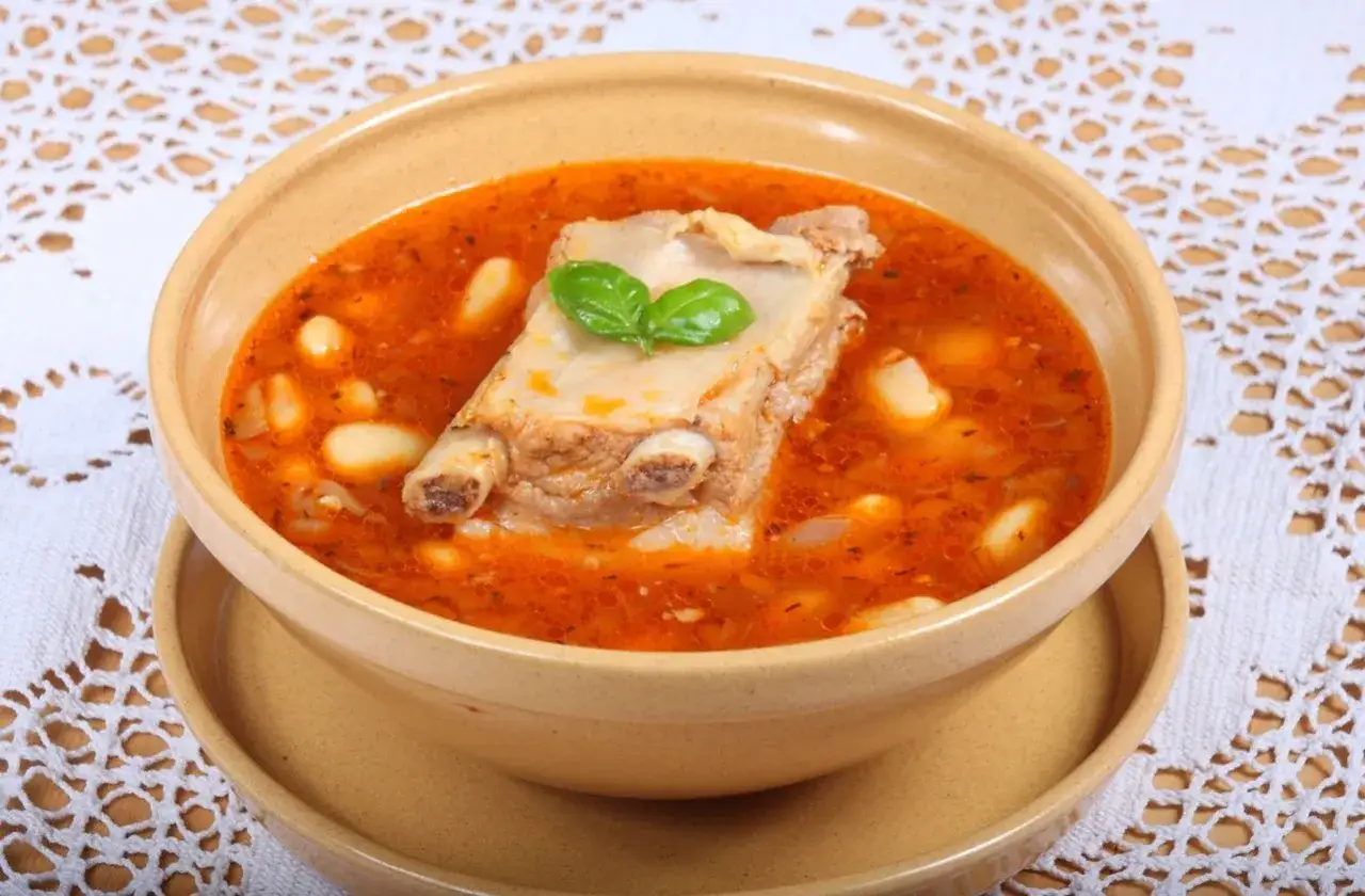 Aromaticzna zupa na żeberkach wieprzowych z fasolą i bazylią. Pyszne danie, które rozgrzeje w chłodne dni.