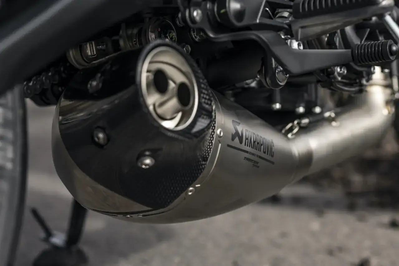 Wydech Akrapovič z wł&oacute;kna węglowego i tytanu, element budowy tłumika motocyklowego.