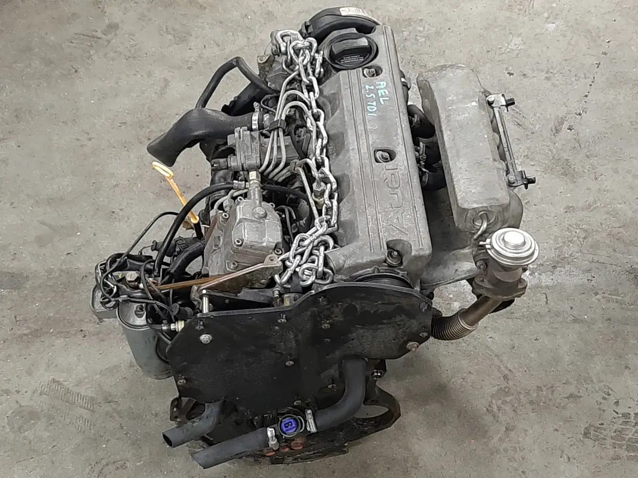 Silnik Audi A6 C4 2.5 TDI, gotowy do montażu lub regeneracji. Widoczny łańcuch zabezpieczający.