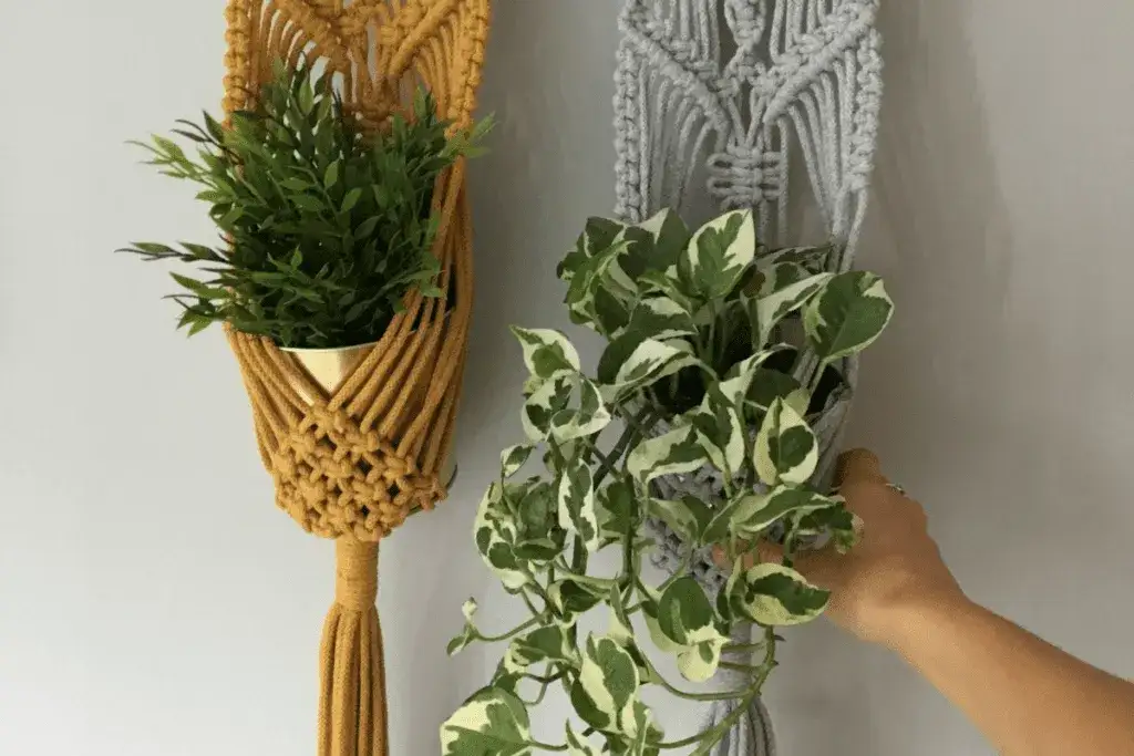 inspiracje makrama kwietnik na ścianę