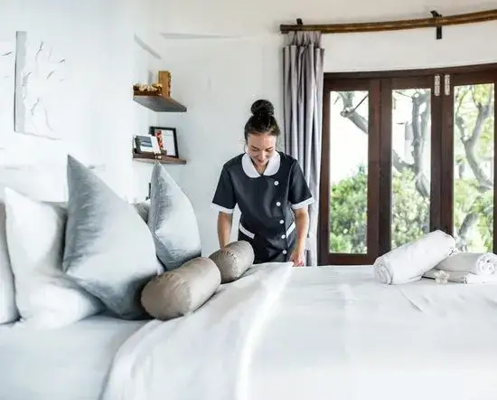pokojowa sprzątająca pok&oacute;j hotelowy