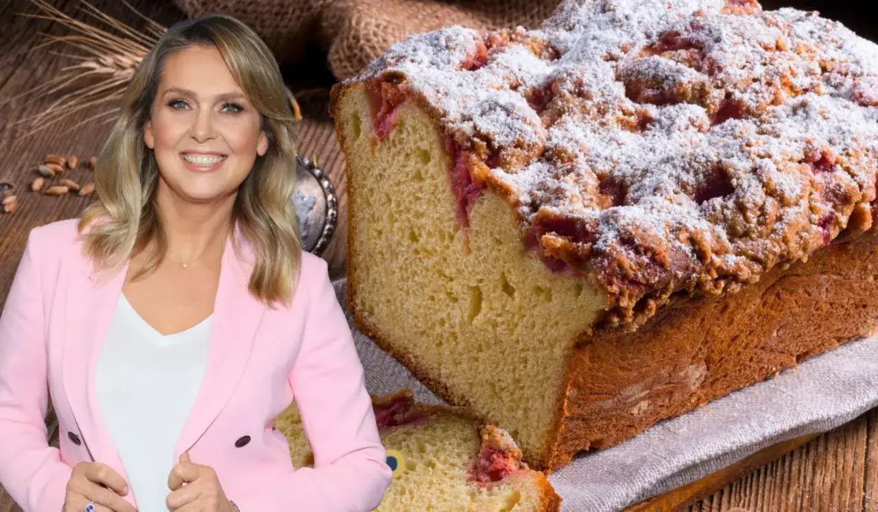 Ewa Wachowicz prezentuje ciasto drożdżowe bez wyrabiania z kruszonką i owocami, posypane cukrem pudrem.