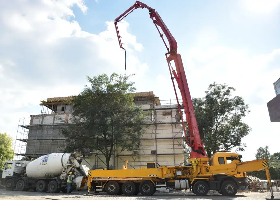 Betonow&oacute;z i pompa do betonu na budowie