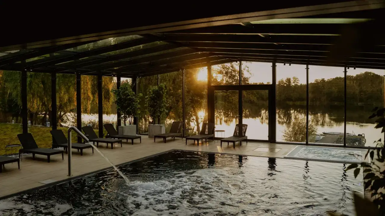 Relaks w hotelu nad jeziorem Wielkopolska. Basen z hydromasażem i widokiem na zachód słońca.