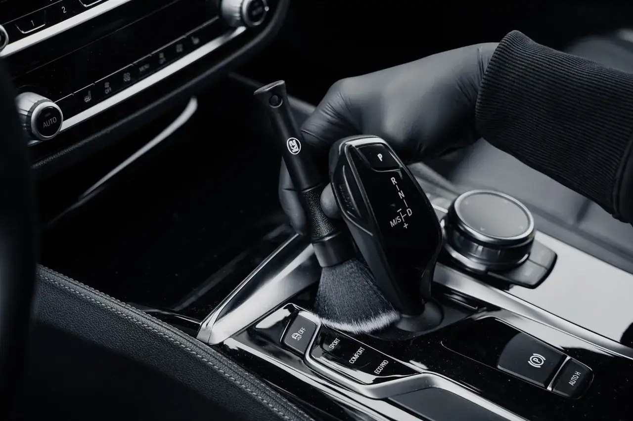 Rękawiczka z mikrofibry delikatnie czyści piano black wok&oacute;ł dźwigni zmiany bieg&oacute;w.