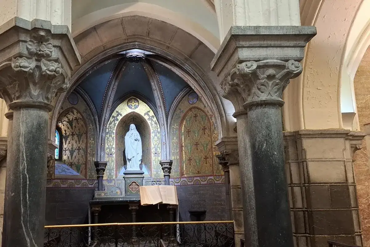 Wnętrze kaplicy z figurą Matki Boskiej. Jak znaleźć ciszę w Lourdes, mimo skutków komercjalizacji miejsc świętych?