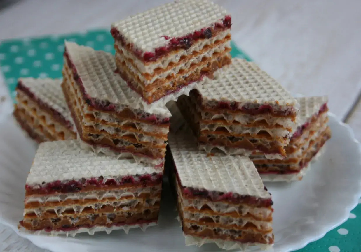 Stosik pysznych wafli z kajmakiem i owocową nutą, idealne na deser.