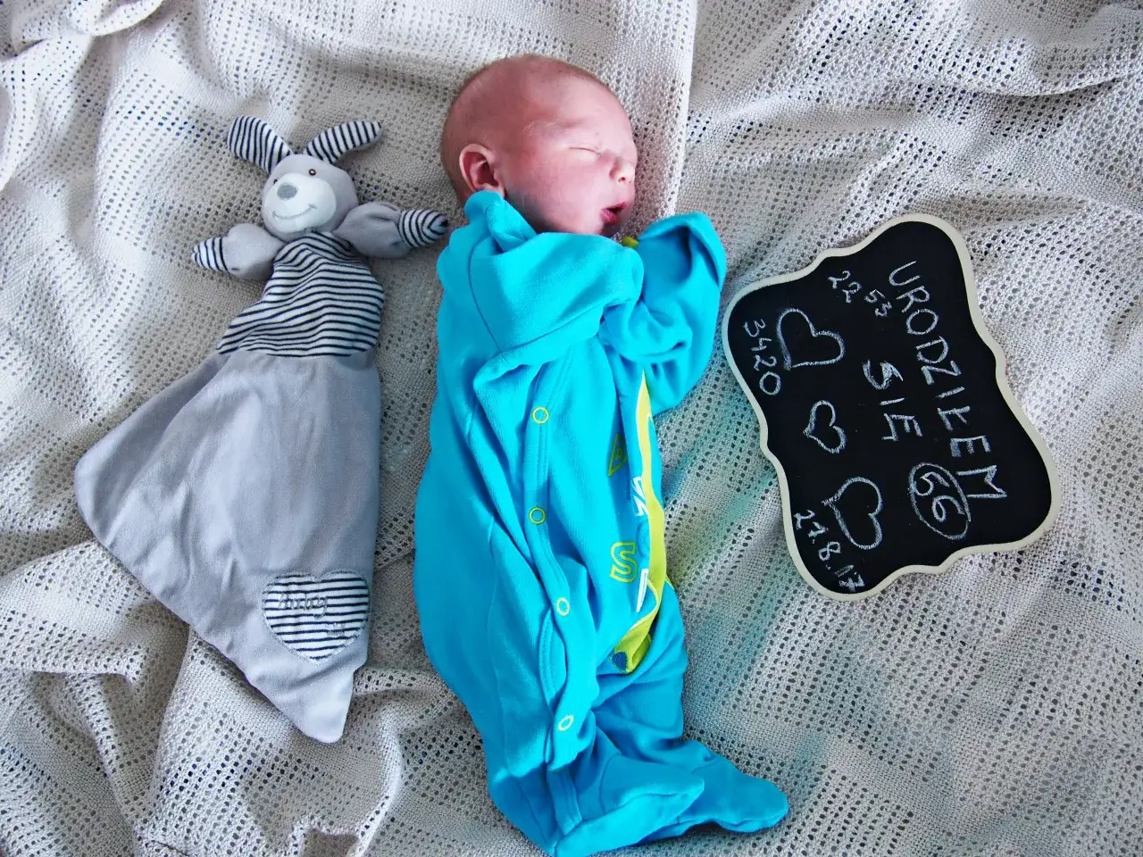 Kreatywne pomysły na zdjęcia niemowlaka miesiąc po miesiącu