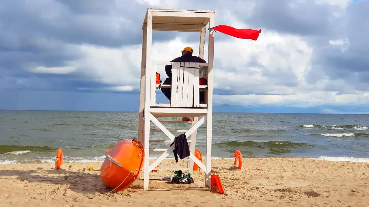 Czerwona flaga na plaży Bałtyk