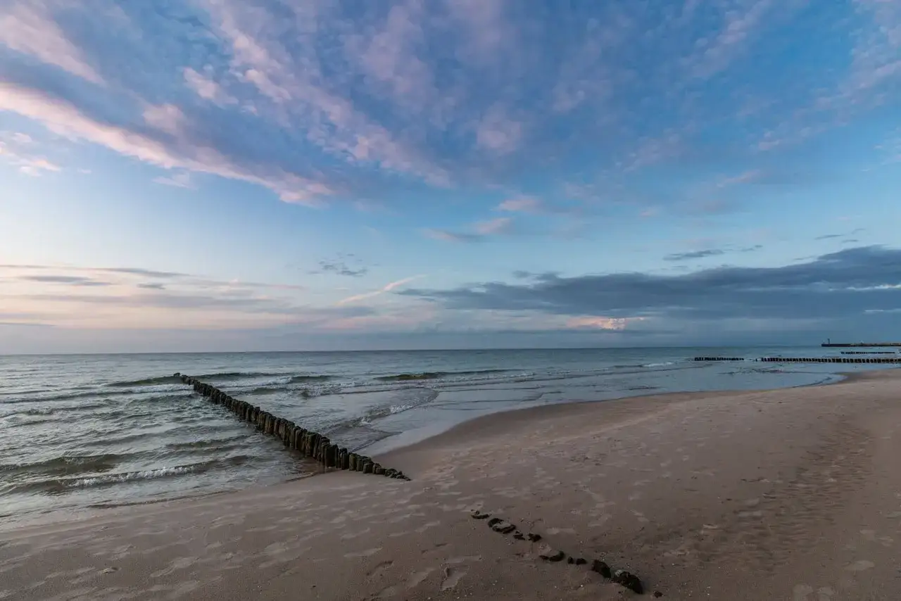 Puste plaże Bałtyku we wrześniu