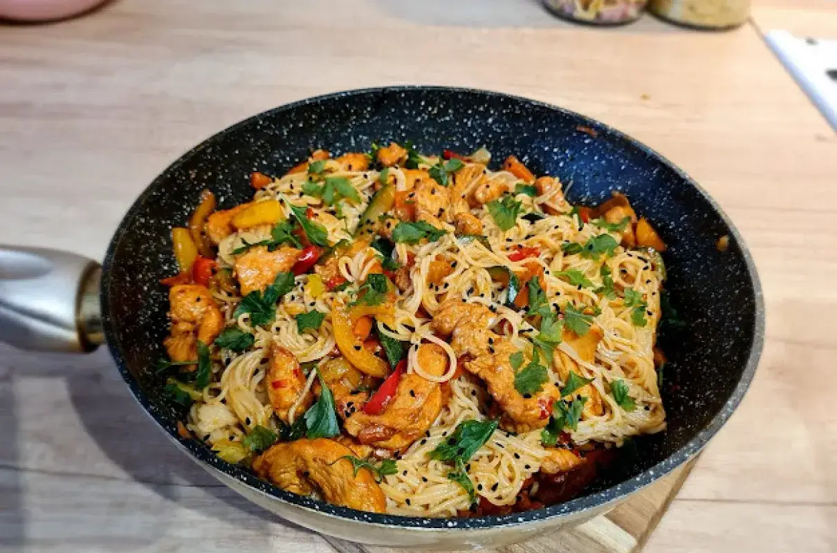 Makaron ryżowy sklejony w woku