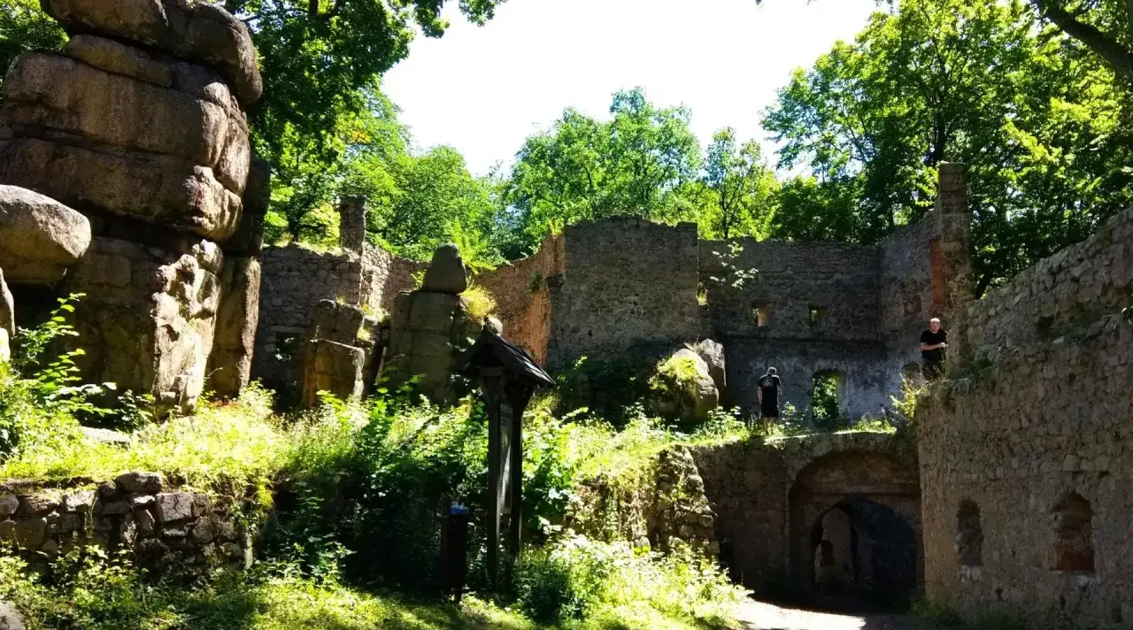 Ruiny zamku w Janowicach Wielkich, skalne formacje i bujna zieleń tworzą malownicze krajobrazy. To jedne z wielu atrakcji regionu.