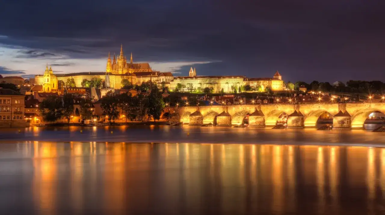 praga widok na most karola i zamek