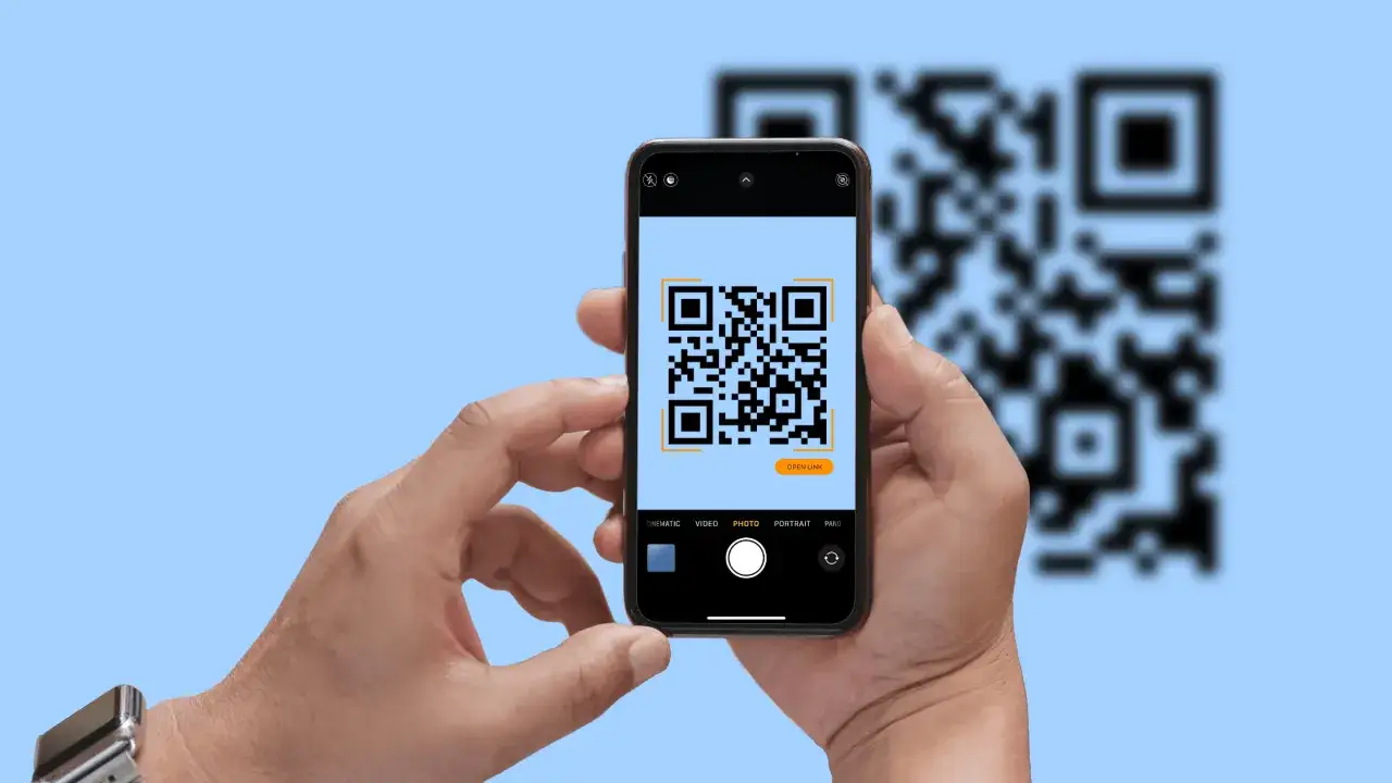 Ręce trzymają telefon, na ekranie którego widać kod QR. Gdzie jest kod QR w telefonie? Tutaj, gotowy do zeskanowania.